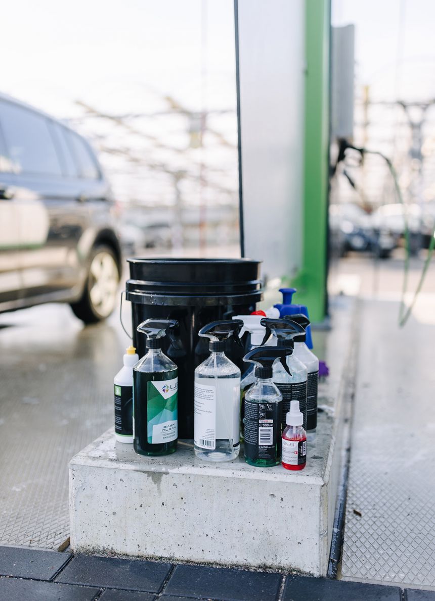 Auswahl an Reinigungsmitteln und Pflegeprodukten für die professionelle Fahrzeugaufbereitung bei Max UP