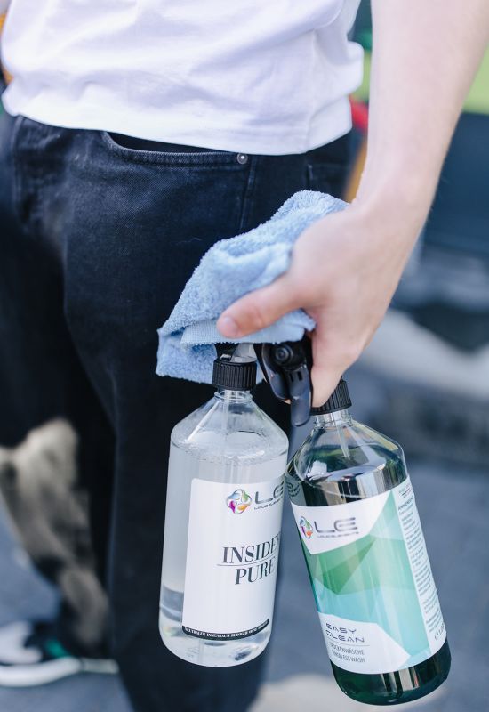 and mit Mikrofasertuch und zwei Reinigungsflaschen von Liquid Elements für professionelle Fahrzeugaufbereitung